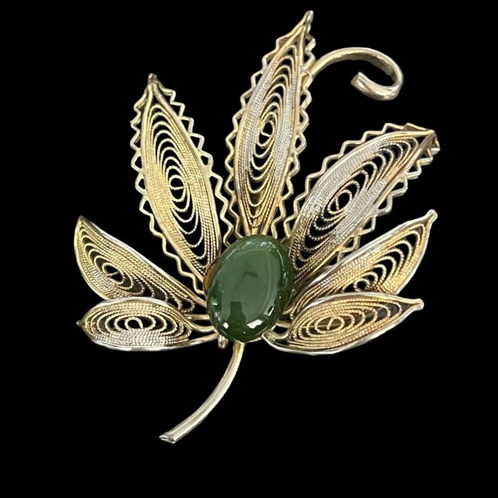 Vintage Nephrite Jade Brooch Pin Gold Tone Beautiful Filigree Flower Leaf